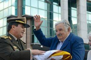 José Mujica se despide con un abrazo de la presidencia, dejando un legado imborrable en Latinoamérica y el mundo.